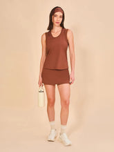 Ladda in bilden i gallerivisningen, Model Front: Uv Line Fitness-Top Regata Sport Color Fem Marrom Upf50+
