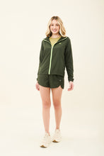 Ladda in bilden i gallerivisningen, Model Front: Uv Line Fitness-Cover-Up Bag-Foldable Windbreaker Jacket Verde Militar
