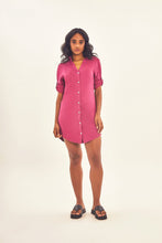 Ladda in bilden i gallerivisningen, Model Front: Uv Line Hemdblusenkleid Shirtdress Copenhagen Fem Fucsia Upf50+
