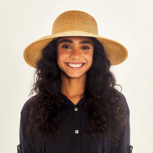 Ladda in bilden i gallerivisningen, Model Front: Uv Line Schlapphut Hat Santorini Imp Fem Wheat Upf50+
