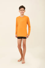 Ladda in bilden i gallerivisningen, Model Front: Uv Line Rashguard Kids Longsleeve Uvpro Laranja
