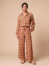 Ladda in bilden i gallerivisningen, Model Front: Uv Line Strandhosen Pants Meia Lua Tie Dye Pitanga Upf50+

