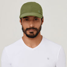 Ladda in bilden i gallerivisningen, Model Front: Uv Line Mützen Cap Uv Pro Masc Green Militar Upf50+
