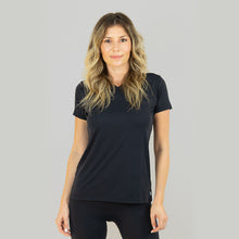 Ladda in bilden i gallerivisningen, Model Front: Uv Line Fitness-Top Sport Fit Fem Preto Upf50+

