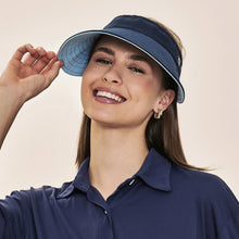 Ladda in bilden i gallerivisningen, Model Front: Uv Line Visor Visor Bali Fem Navy Light Blue Upf50+
