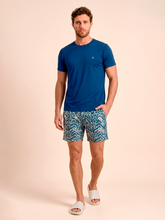 Ladda in bilden i gallerivisningen, Model Front: Uv Line Bermuda-Shorts Shorts Acqua Boxer Tie Dye Blue Upf50+
