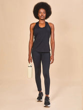Ladda in bilden i gallerivisningen, Model Front: Uv Line Fitness-Top Regata Sport Color Fem Preto Upf50+
