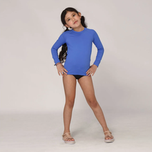 Ladda in bilden i gallerivisningen, Model Front: Uv Line Rashguard Camiseta Kids Uvpro Ml Azul Bic Upf50+
