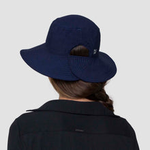 Ladda in bilden i gallerivisningen, Model Back: Uv Line Eimerhut Hat California Nac Fem Navy Blue Upf50+
