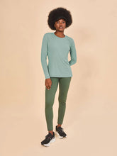 Ladda in bilden i gallerivisningen, Model Front: Uv Line Rashguard Longsleeve Fem New Fit Verde Agua Upf50+
