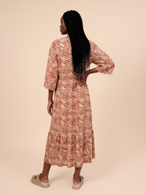 Ladda in bilden i gallerivisningen, Model Back: Uv Line Hemdblusenkleid Long Shirtdress Tie Dye Pitanga Upf50+
