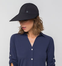 Ladda in bilden i gallerivisningen, Model Front: Uv Line Mützen Visor Capri Colors Nac Fem Black Upf50+
