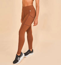 Ladda in bilden i gallerivisningen, Gallery: Uv Line Fitness-Shorts Legging Fit Aspen Brown Upf50+
