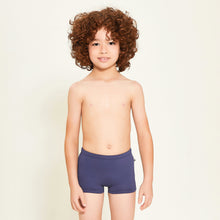 Ladda in bilden i gallerivisningen, Model Front: Uv Line Jungen-Badehose Trunks Kids F Inf Navy Blue Upf50+
