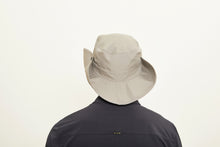 Ladda in bilden i gallerivisningen, Model Back: Uv Line Schlapphut Safari Areia Upf50+
