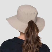 Ladda in bilden i gallerivisningen, Model Back: Uv Line Eimerhut Hat California Nac Fem Sand Upf50+
