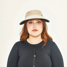 Ladda in bilden i gallerivisningen, Model Front: Uv Line Mützen Visor Capri Colors Nac Fem Sand Black Upf50+
