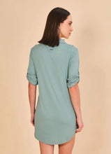 Ladda in bilden i gallerivisningen, Model Back: Uv Line Hemdblusenkleid Shirtdress Copenhagen Water Green Upf50+
