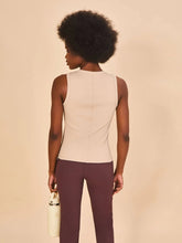 Ladda in bilden i gallerivisningen, Model Back: Uv Line Fitness-Top Regata Fem Ribbed Sand Upf50+
