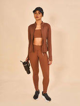 Ladda in bilden i gallerivisningen, Model Front: Uv Line Fitness-Shorts Legging Fit Aspen Brown Upf50+
