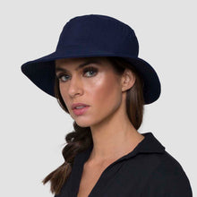 Ladda in bilden i gallerivisningen, Model Front: Uv Line Eimerhut Hat California Nac Fem Navy Blue Upf50+
