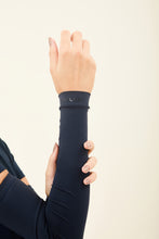 Ladda in bilden i gallerivisningen, Model Front: Uv Line Handschuhe Sun-Protection Sleeve Navy Upf50+
