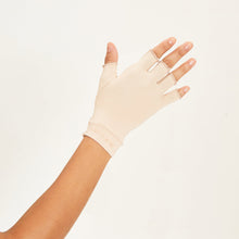 Ladda in bilden i gallerivisningen, Model Back: Uv Line Handschuhe Meduim Gloves Long Fingerss Uni Beige Upf50+
