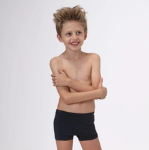 Ladda in bilden i gallerivisningen, Model Front: Uv Line Jungen-Badehose Trunks Kids F Inf Black Upf50+
