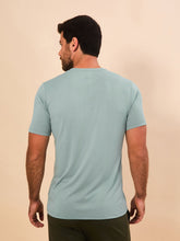 Ladda in bilden i gallerivisningen, Model Back: Uv Line T-Shirts Für Herren T-Shirt New Fit Masc Verde Agua Upf50+

