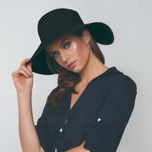 Ladda in bilden i gallerivisningen, Model Front: Uv Line Schlapphut Hat Santorini Imp Fem Black Upf50+
