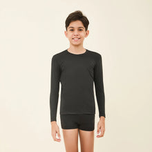 Ladda in bilden i gallerivisningen, Model Front: Uv Line Rashguard Longsleeve Uvpro Kids Black Upf50+
