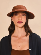 Ladda in bilden i gallerivisningen, Model Front: Uv Line Mützen Visor Capri Colors Nac Fem Coniac Upf50+
