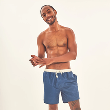 Ladda in bilden i gallerivisningen, Model Front: Uv Line Bermuda-Shorts Shorts Boxer Aco Off White Upf50+
