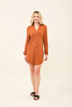 Ladda in bilden i gallerivisningen, Model Front: Uv Line Hemdblusenkleid Shirtdress Copenhagen Caramelo Upf50+
