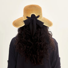 Ladda in bilden i gallerivisningen, Model Back: Uv Line Schlapphut Hat Santorini Imp Fem Wheat Upf50+
