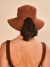 Ladda in bilden i gallerivisningen, Model Back: Uv Line Eimerhut Hat California Fem Cognac Upf50+
