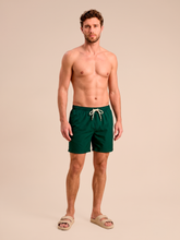 Ladda in bilden i gallerivisningen, Model Front: Uv Line Bermuda-Shorts Shorts Acqua Boxer Military Green Upf50+
