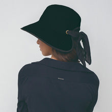 Ladda in bilden i gallerivisningen, Model Back: Uv Line Schlapphut Hat Santorini Imp Fem Black Upf50+
