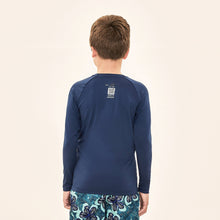 Ladda in bilden i gallerivisningen, Model Back: Uv Line Rashguard Acqua Qr Code Marinho Upf50+
