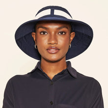 Ladda in bilden i gallerivisningen, Model Front: Uv Line Schlapphut Hat Paris Ville L Fem Blue White Upf50+
