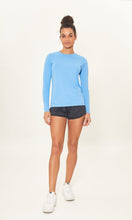 Ladda in bilden i gallerivisningen, Model Front: Uv Line Rashguard Camiseta Uv X Pro Ml Azul Claro Upf50+
