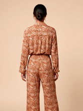 Ladda in bilden i gallerivisningen, Model Back: Uv Line Strandhosen Pants Meia Lua Tie Dye Pitanga Upf50+
