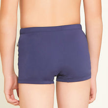 Ladda in bilden i gallerivisningen, Model Back: Uv Line Jungen-Badehose Trunks Kids F Inf Navy Blue Upf50+

