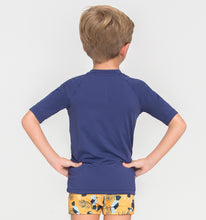 Ladda in bilden i gallerivisningen, Model Back: Uv Line Rashguard Kids Fpu50+ Uvpro Short Sleeve T-Shirt Navy Blue Uv
