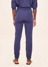 Ladda in bilden i gallerivisningen, Model Back: Uv Line Strandhosen Pants Fem Basic Navy Blue Upf50+
