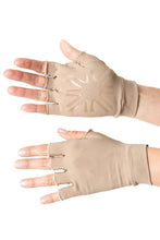 Ladda in bilden i gallerivisningen, Model Front: Uv Line Handschuhe Short Gloves Uni Chocolate Upf50+
