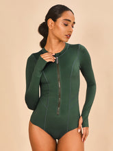 Ladda in bilden i gallerivisningen, Model Front: Uv Line Badeanzug Swimsuit Macae Green Cactus Upf50+
