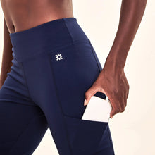 Ladda in bilden i gallerivisningen, Image 05: Uv Line Fitness-Shorts Legging Fit Aspen Navy Blue Upf50+
