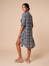 Ladda in bilden i gallerivisningen, Model Back: Uv Line Hemdblusenkleid Midi Chemise Tie Dye Blue Upf50+
