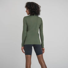 Ladda in bilden i gallerivisningen, Model Back: Uv Line Rashguard Longsleeve Uvpro Fem Verde Militar Upf50+
